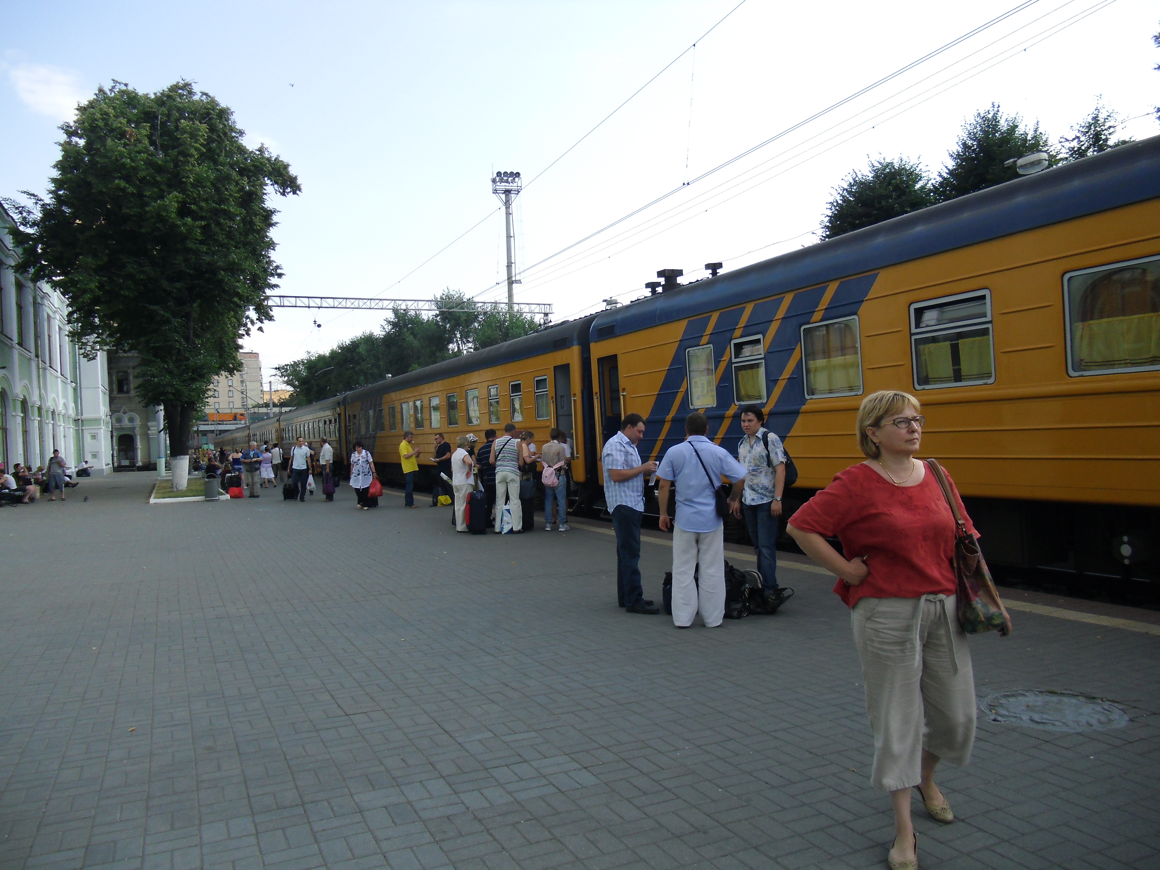 Wayfarers and fellow travellers boarding a train in India